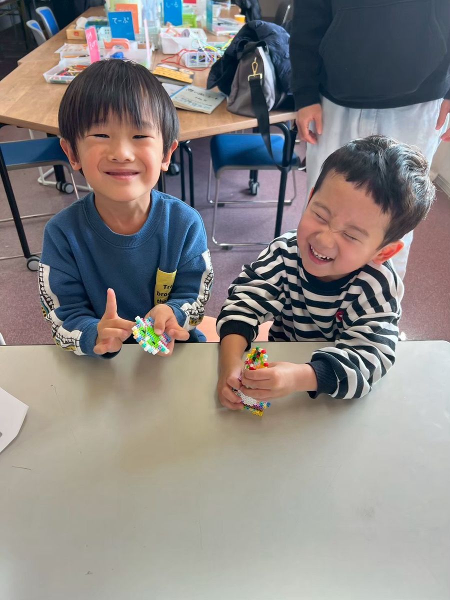 完成した作品を手に笑顔を見せる2人の男の子