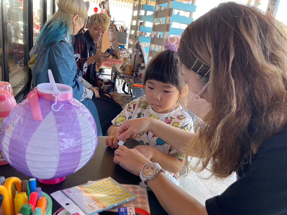 スタッフと話しながら制作する子ども
