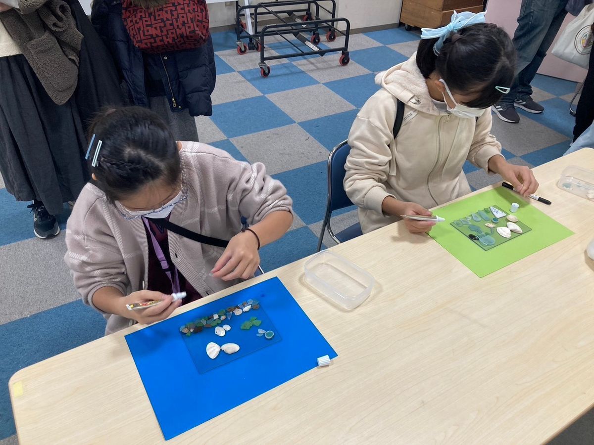 台紙の上に素材を並べていく子どもたち