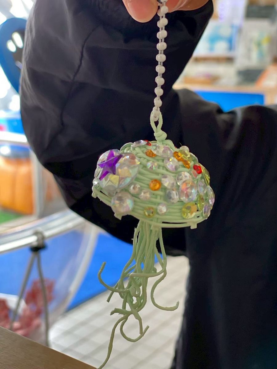 薄緑のひもで編んだクラゲのキーホルダー