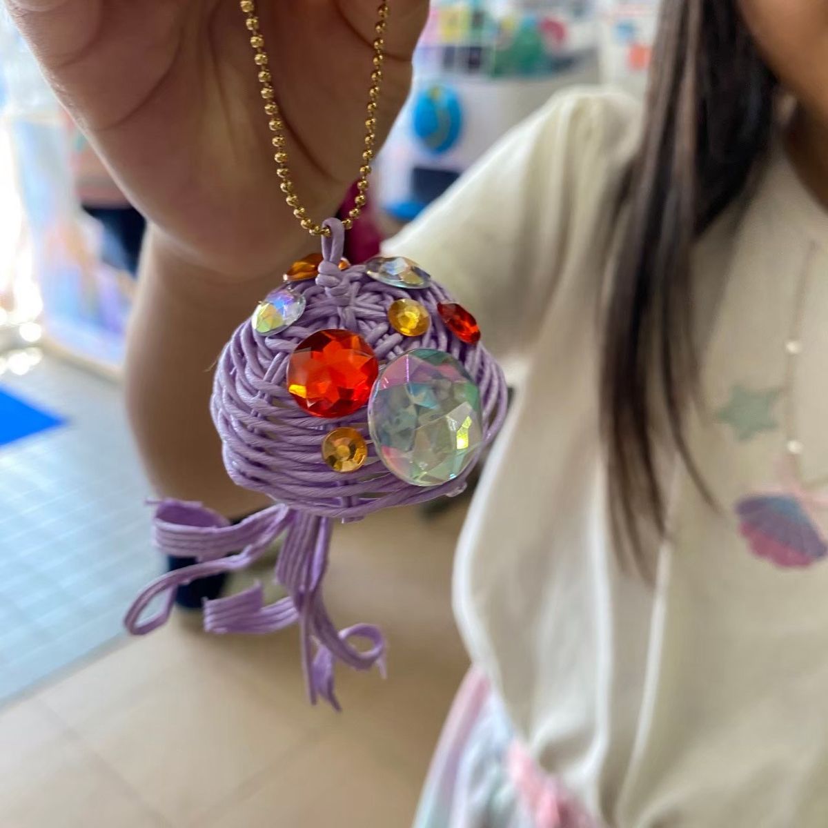 紫のひもで編んだクラゲのキーホルダー